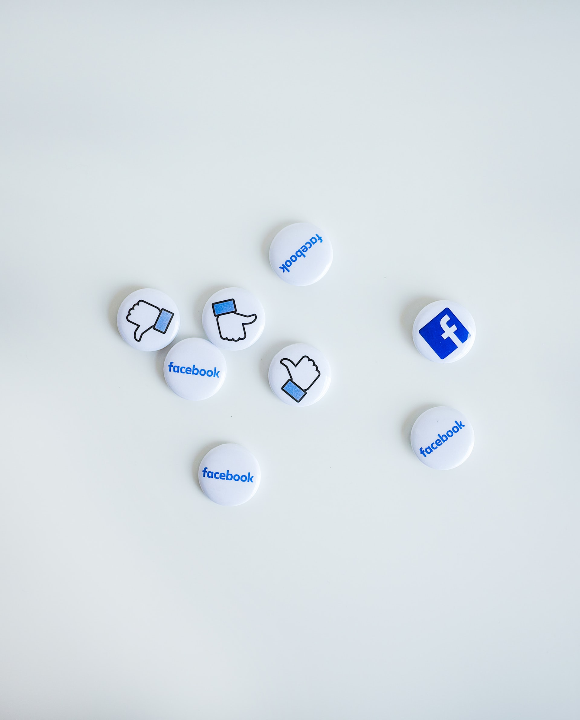 reseaux-sociaux-la-strategie-a-adopter-en-2022-badges-avec-le-nom-de-facebook-et-logo