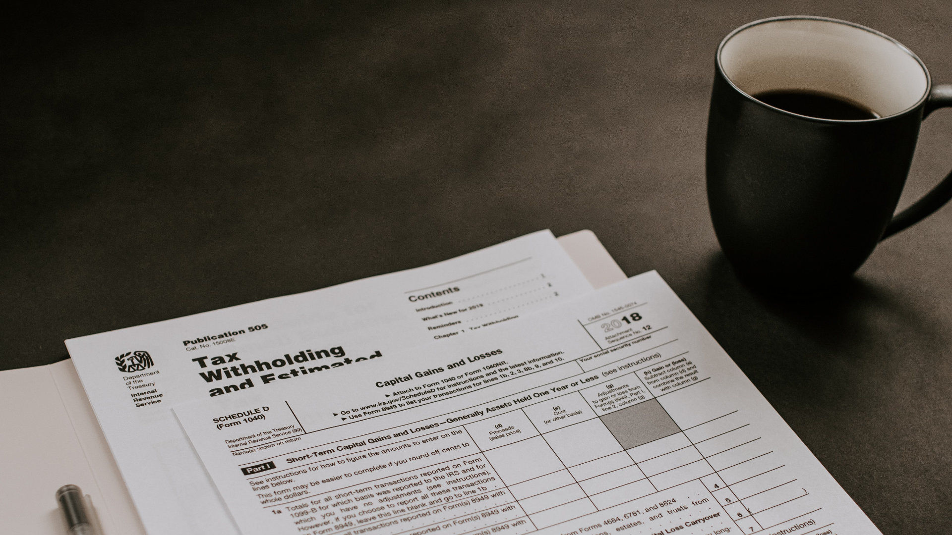Déclaration d'impôts sur les sociétés accompagné d'une tasse de café