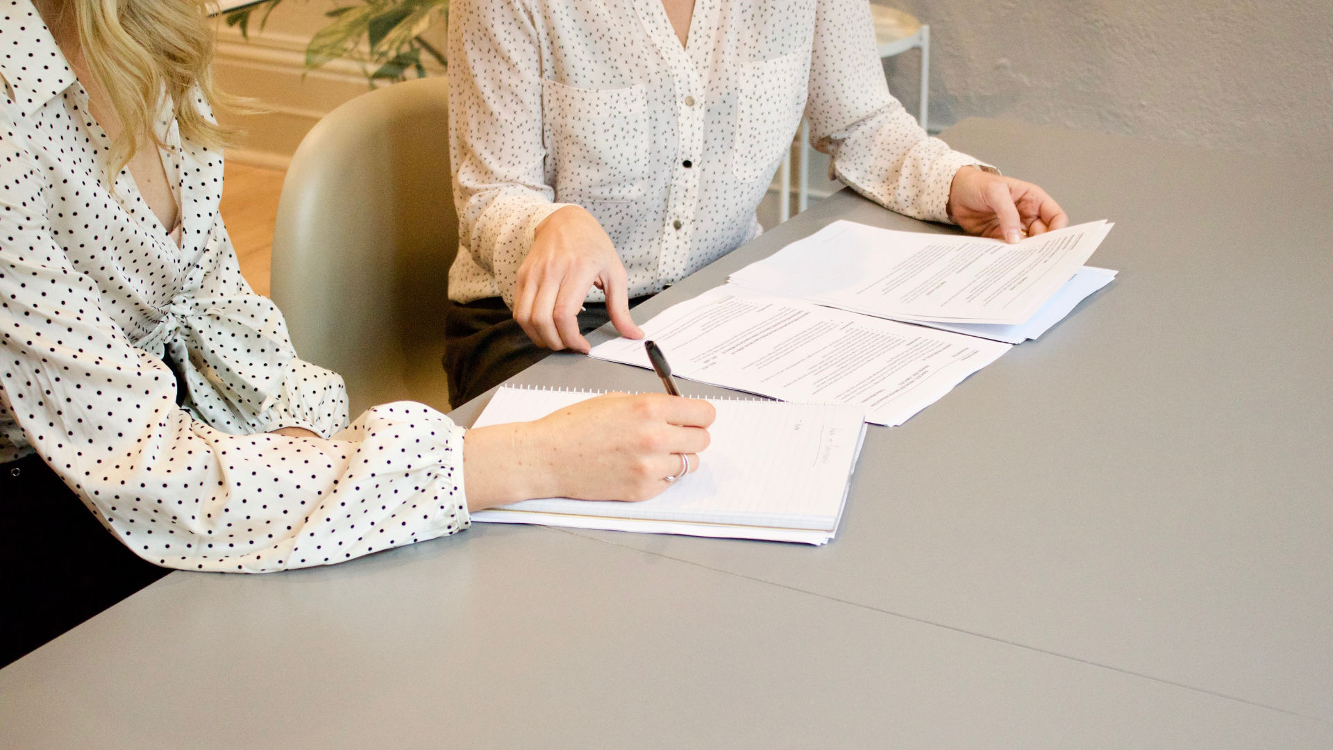 Deux femmes rédigeant un contrat de travail, élément clé de la gestion juridique d'entreprise